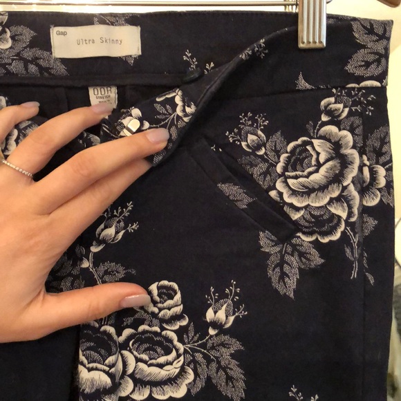 GAP . Navy and white rose skinny khakis. - Picture 2 of 3